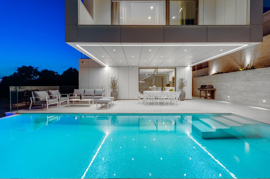 Relax and enjoy a glass of wine on hot summer evenings