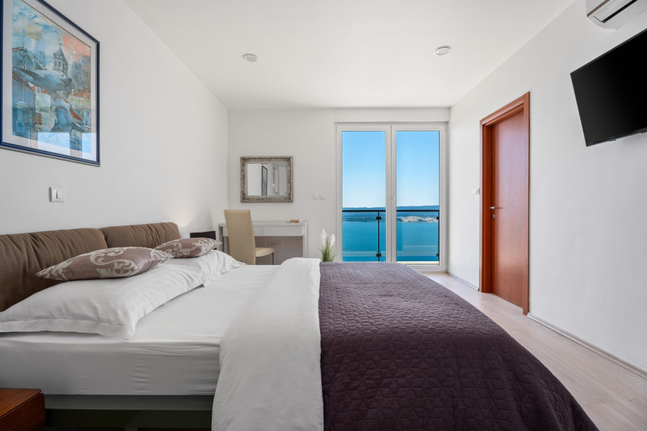 Bedroom No4 on the upper floor, a queen size bed 160cm x 200cm, a TV, A/C, ensuite