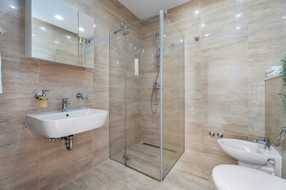 En-suite bathroom with a shower (Bedroom No4)