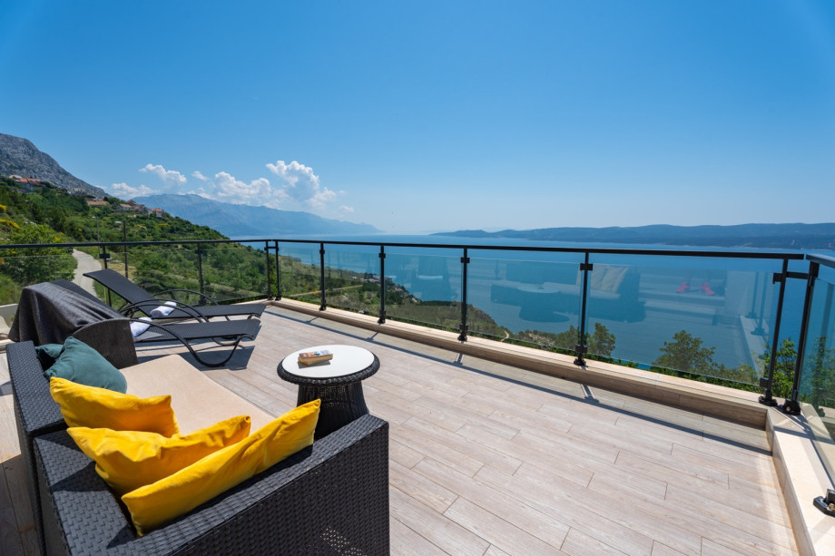 Spacious sundeck area where you can soak up the sun and take in the mesmerizing views