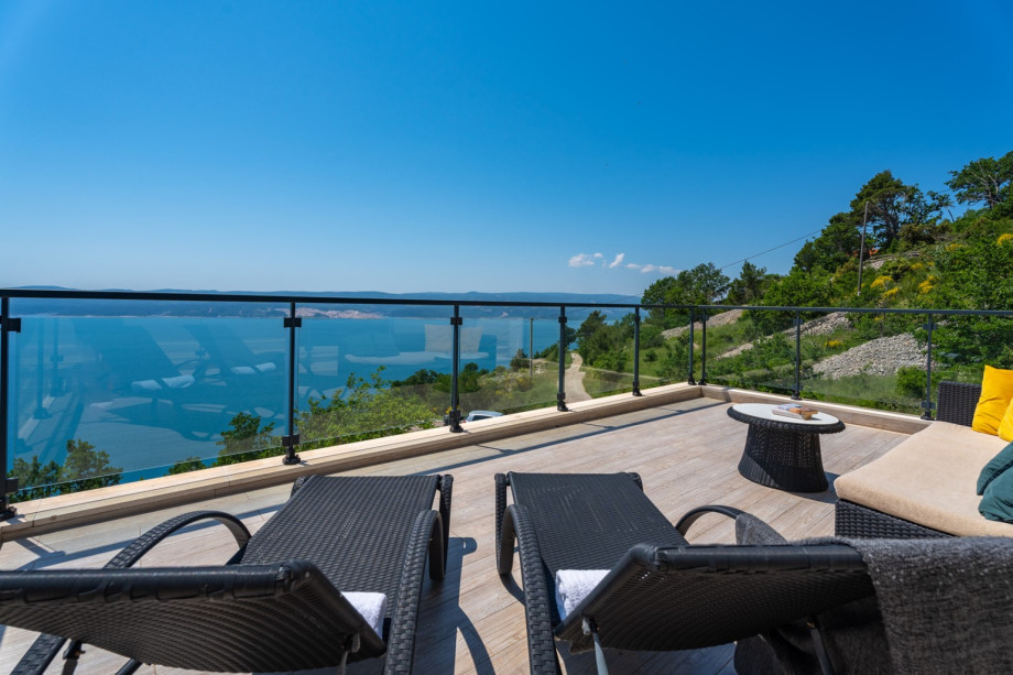 Spacious sundeck area where you can soak up the sun and take in the mesmerizing views
