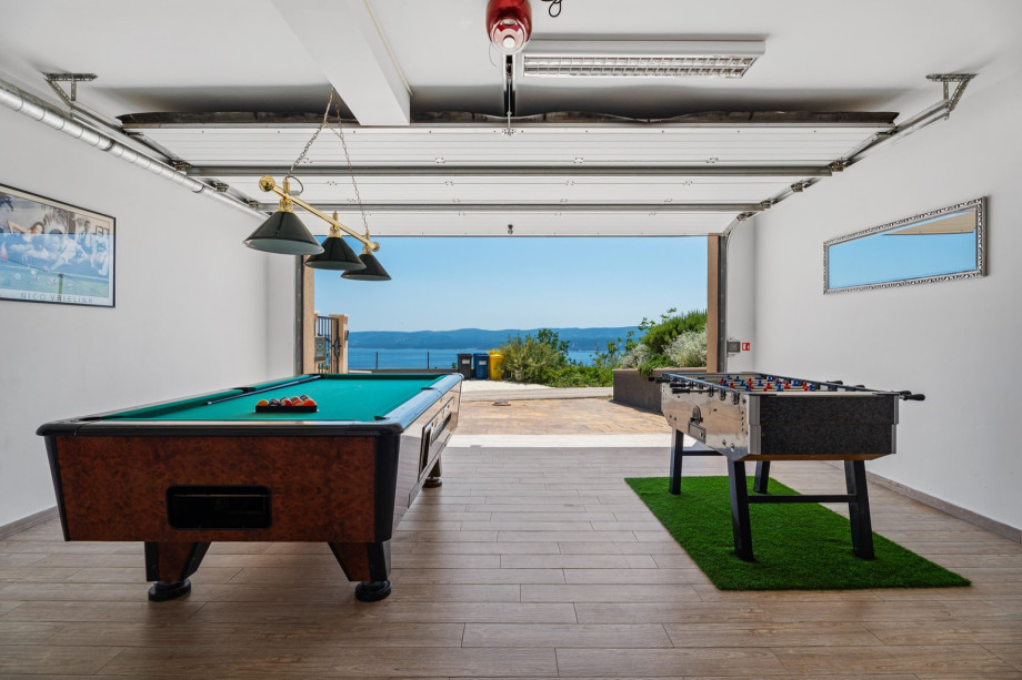 Fun Zone with a billiard, table soccer and darts (lowest level)