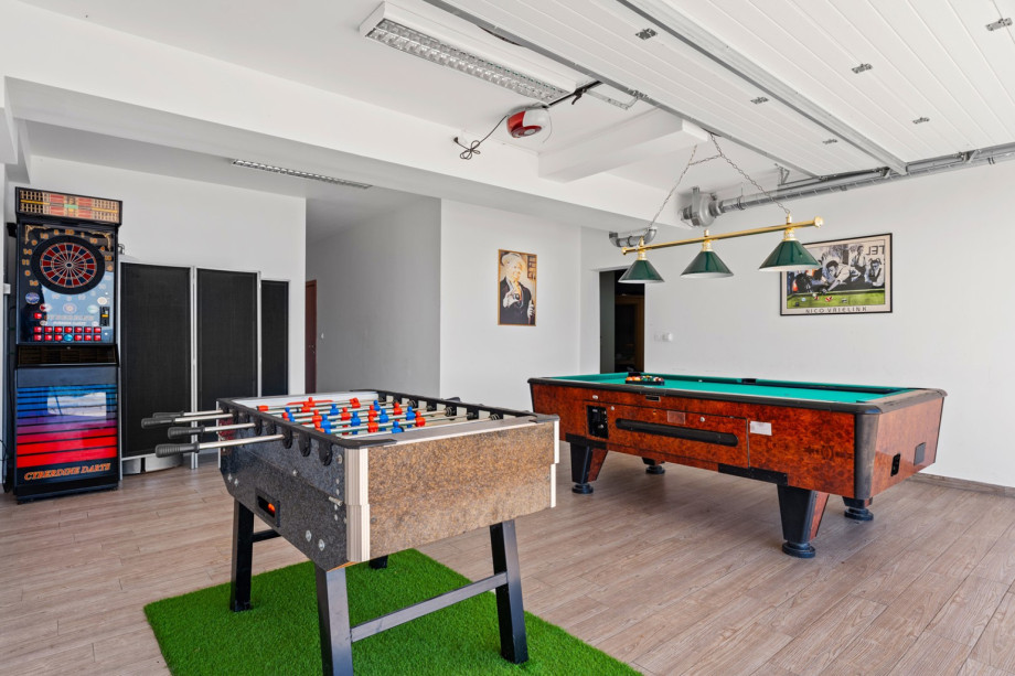 Fun Zone with a billiard, table soccer and darts (lowest level)