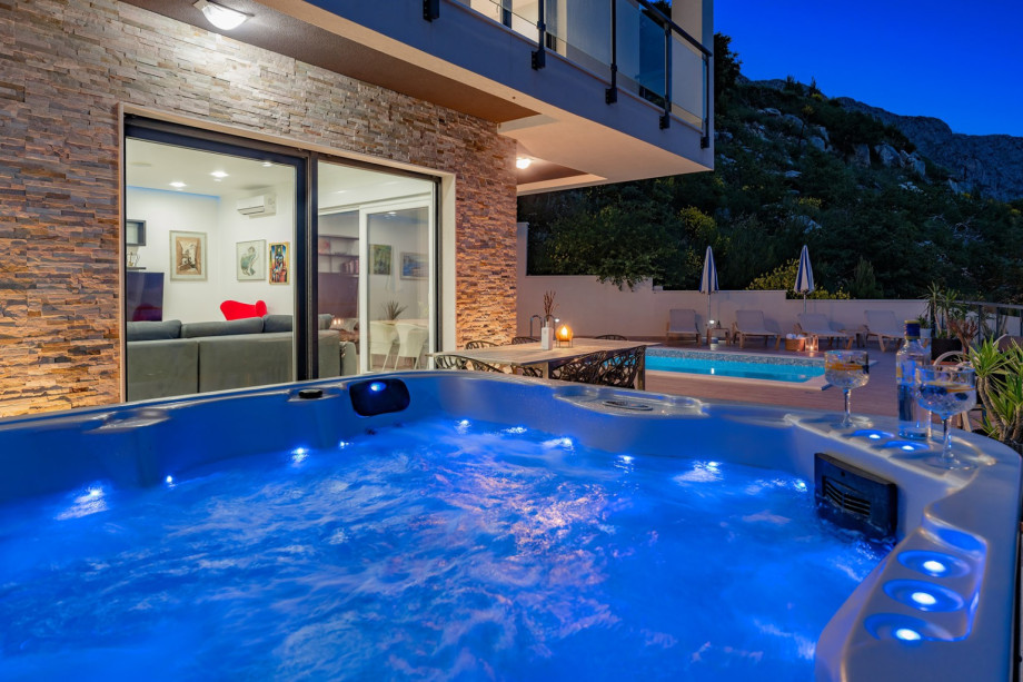 Come and enjoy all offered in this contemporary and very spacious Villa