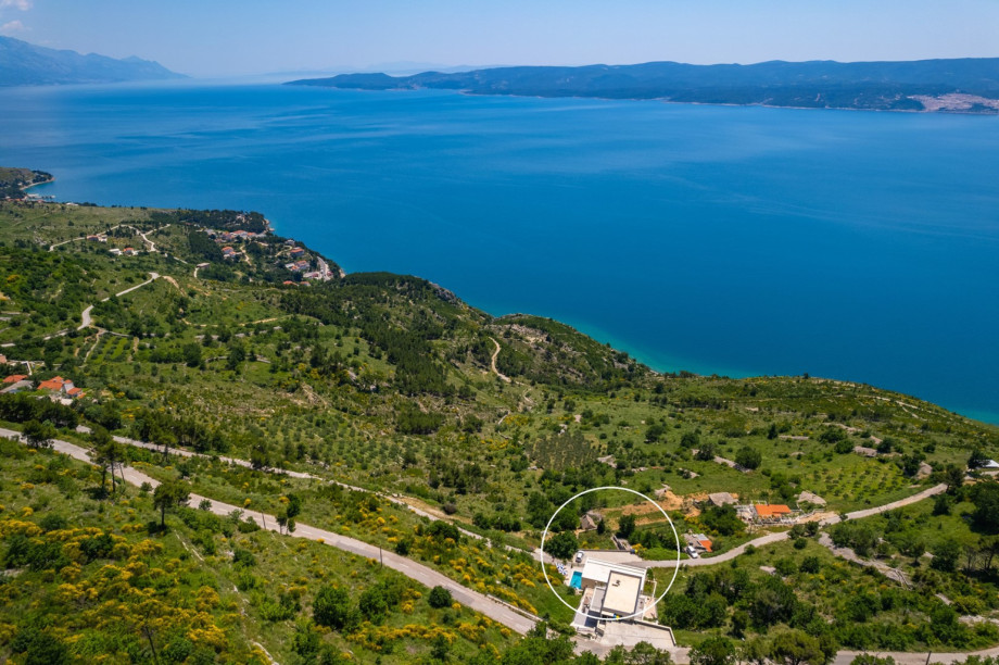 Breathtaking mountain landscape with azure water and lush vegetation.