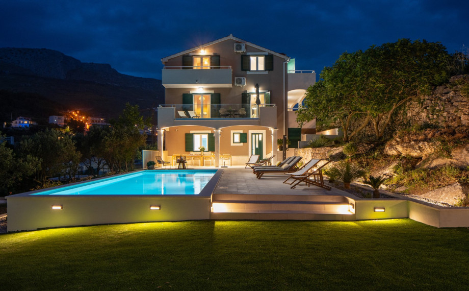 Villa Mamma Mia by night