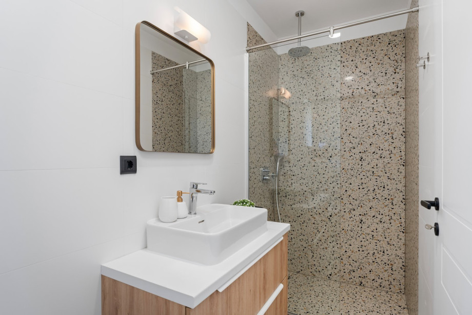 En-suite bathroom with a shower