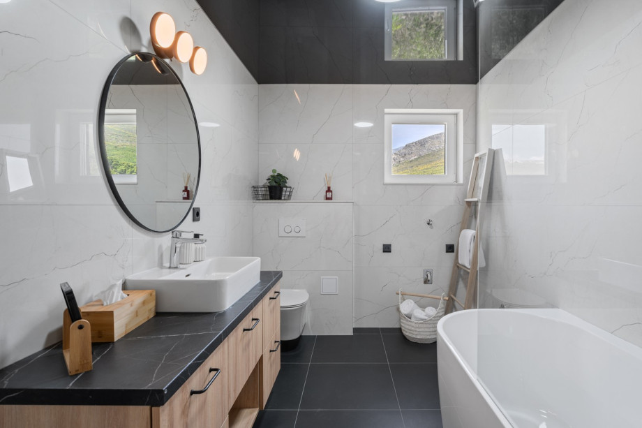 Cozy family bathroom with a bathtub shared by the two bedrooms