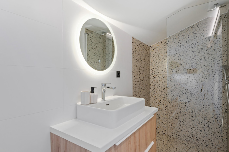 En-suite bathroom with shower