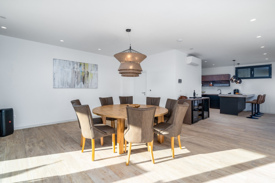 Das Untergeschoss (Schwimmbadebene) ist über eine Innentreppe vom Erdgeschoss (Parkplatzebene) aus zu erreichen