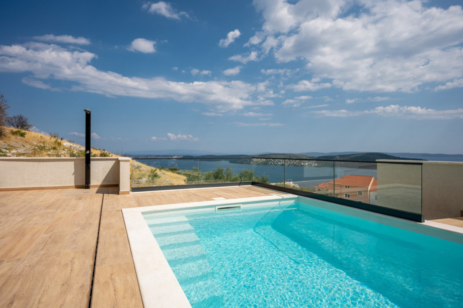 Beheizter Privatpool mit fantastischem Meerblick und Außendusche.