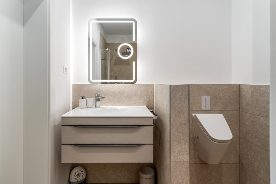 Familienbadezimmer mit Dusche und WC