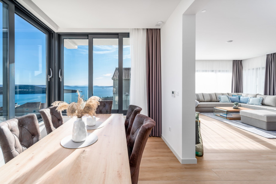 Ein Wohnbereich mit einem Esstisch, einem Flachbild-TV und einem Kamin.