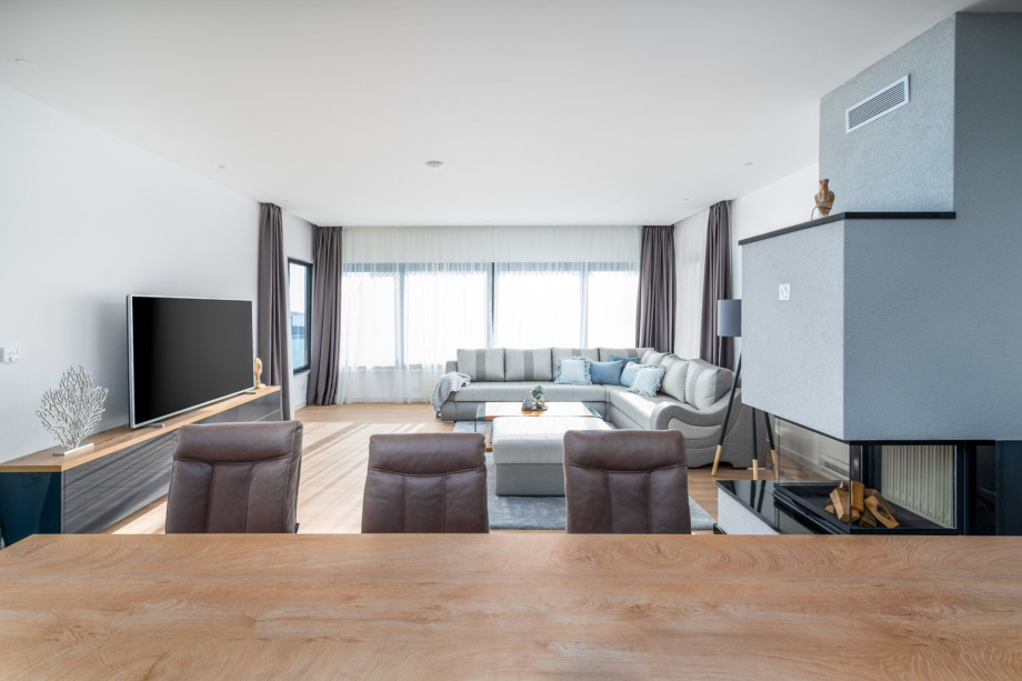 Geräumiges Wohnzimmer mit Flachbild-TV, Klimaanlage, Kamin, Sofa, herrlichem Meerblick und Poolblick.