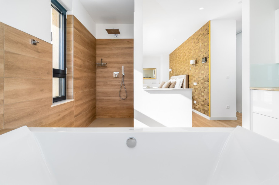 En-suite Badezimmer mit Dusche und Badewanne.