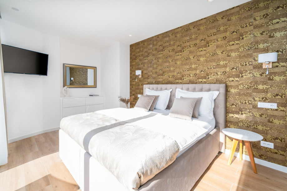 Es gibt eine geräumige Terrasse mit Liegestühlen, die nur von diesem Schlafzimmer genutzt wird. .