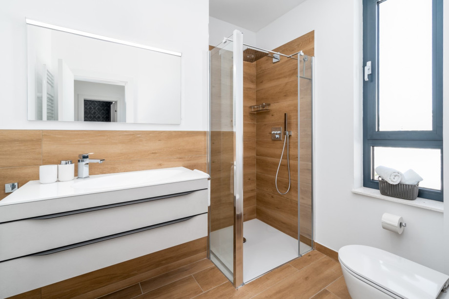 Familienbadezimmer mit Dusche und WC.