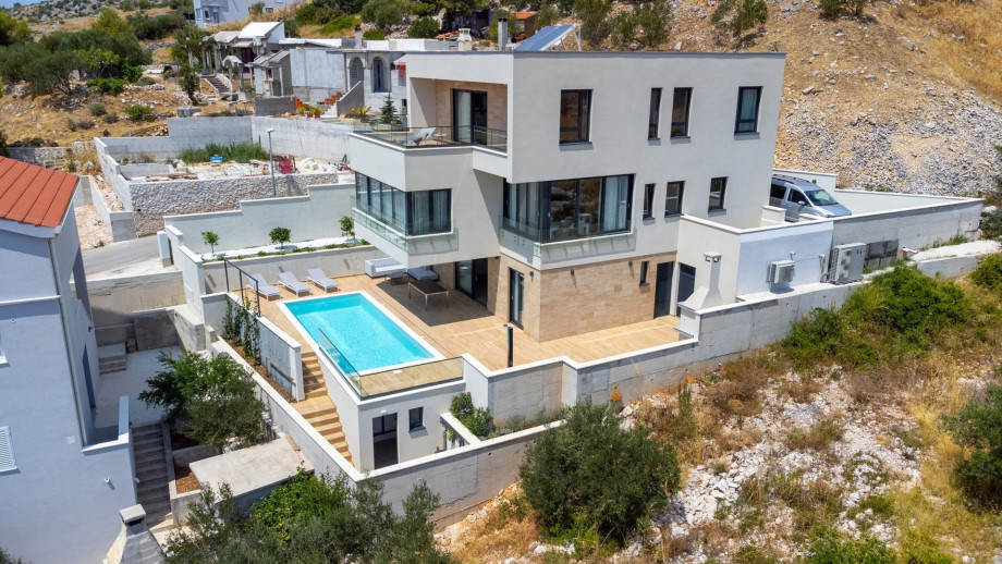 Zusätzlich gibt es eine Waschküche mit Waschmaschine und Trockner.