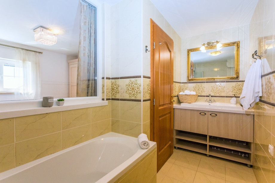 En-suite bathroom with bathtub in bedroom no.1 (pool level)