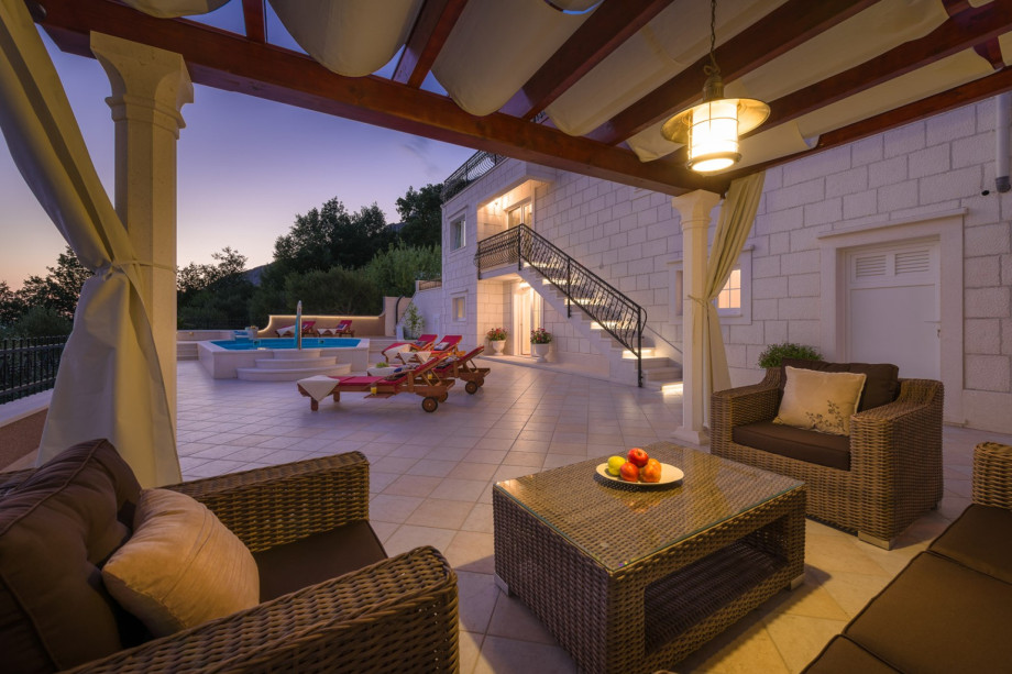 Breathtaking sunsets and comfy lounge area