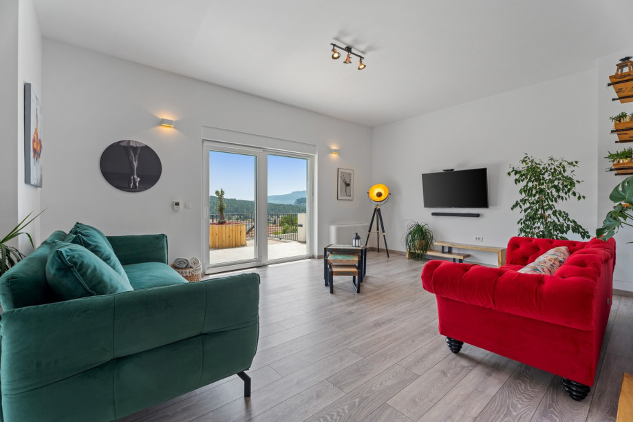 Living room with free WiFi, a TV an A/C