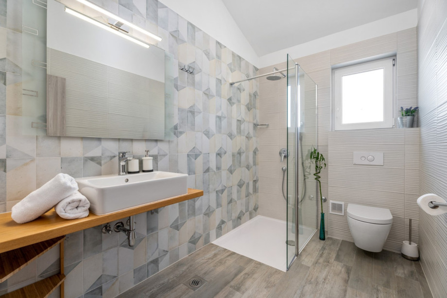 En-suite bathroom  with a shower.