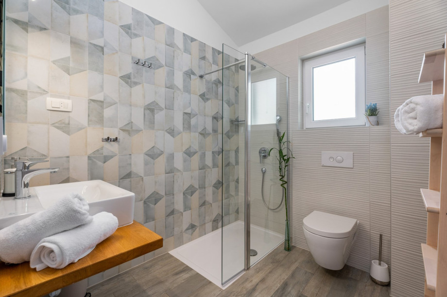 En-suite bathroom  with a shower.