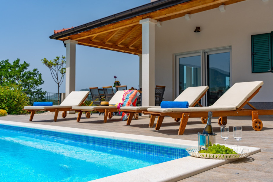 Enjoy the summer sun in this magnificent environment and views.