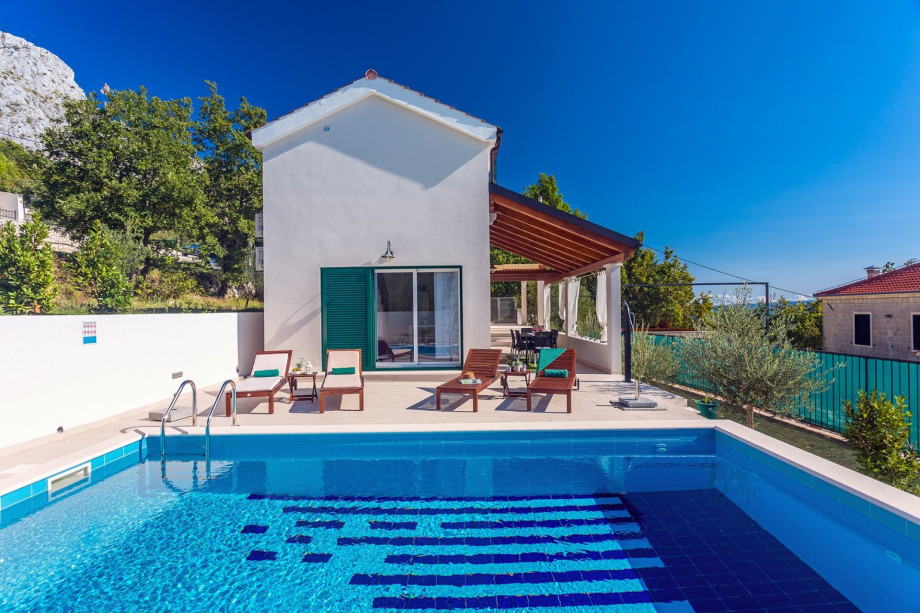 Seaview Villa Lemaro, a 2-bedroom villa with 28 sqm private pool in Krilo Jesenice