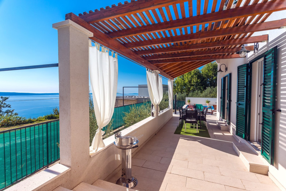 Covered outdoor dining area for 6 pax with a direct approach to the kitchen