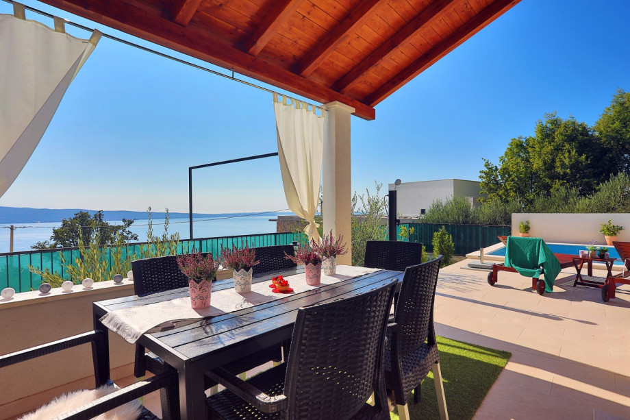 Covered outdoor dining area for 6 pax with a direct approach to the kitchen