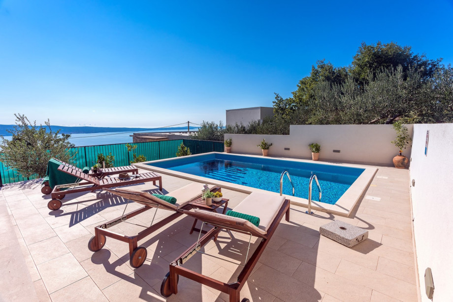 Private 28 sqm pool (7m x 4m), 4 deck chairs, and 2 sun umbrellas