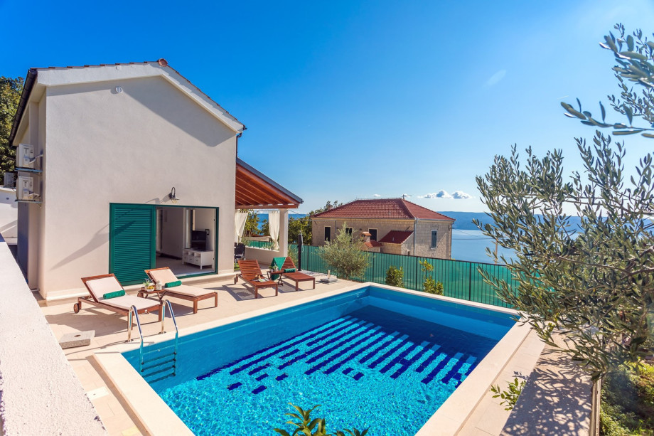 Villa Lemaro surrounded by typical Mediterranean vegetation