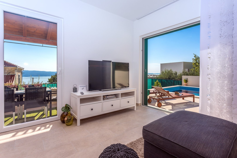 Living area with a direct approach to the pool area