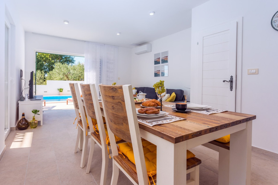 Stylish living and dining room, and a fully equipped kitchen