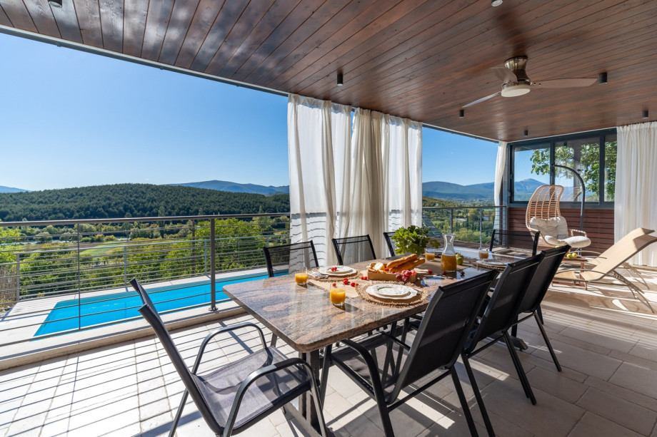 Covered outdoor dining area with a table for 8 for perfect family or friends gathering