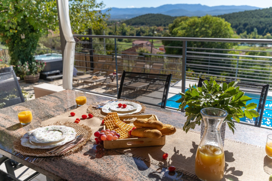 Perfect spot to try Dalmatian specialties and the domestic wines