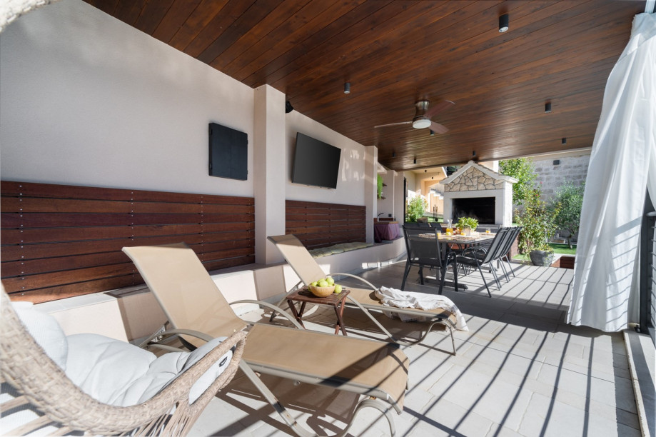 Sun deck area with 6 deck chairs for enjoying on Dalmatian sun