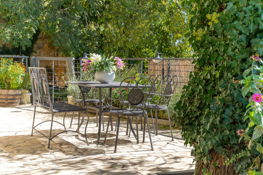 Another outdoor table perfect for morning coffee