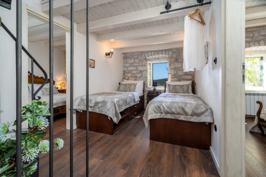 Bedroom No2 (9sqm) is an open-concept bedroom positioned between No1 and No3