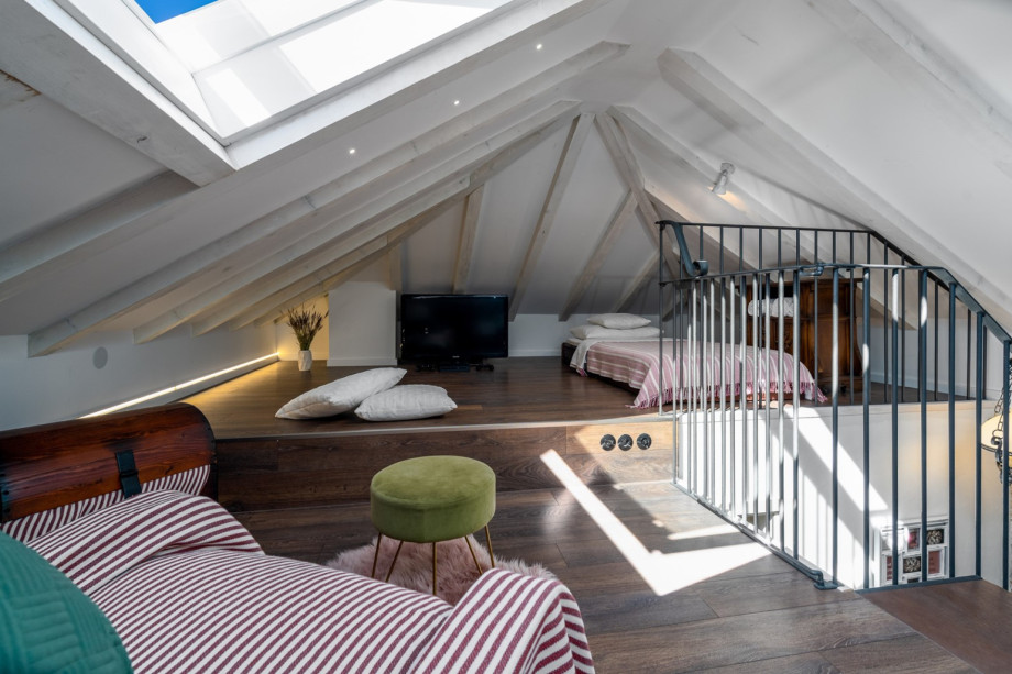 Bedroom No4 (35sqm) offers flat screen TV, a PlayStation 4, two single beds and a ceiling window