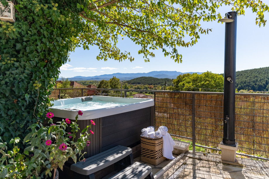 Hot-tub with relaxing views