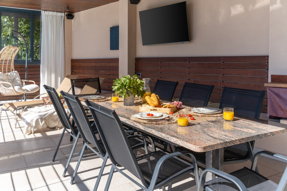 The outdoors offers a covered dining area