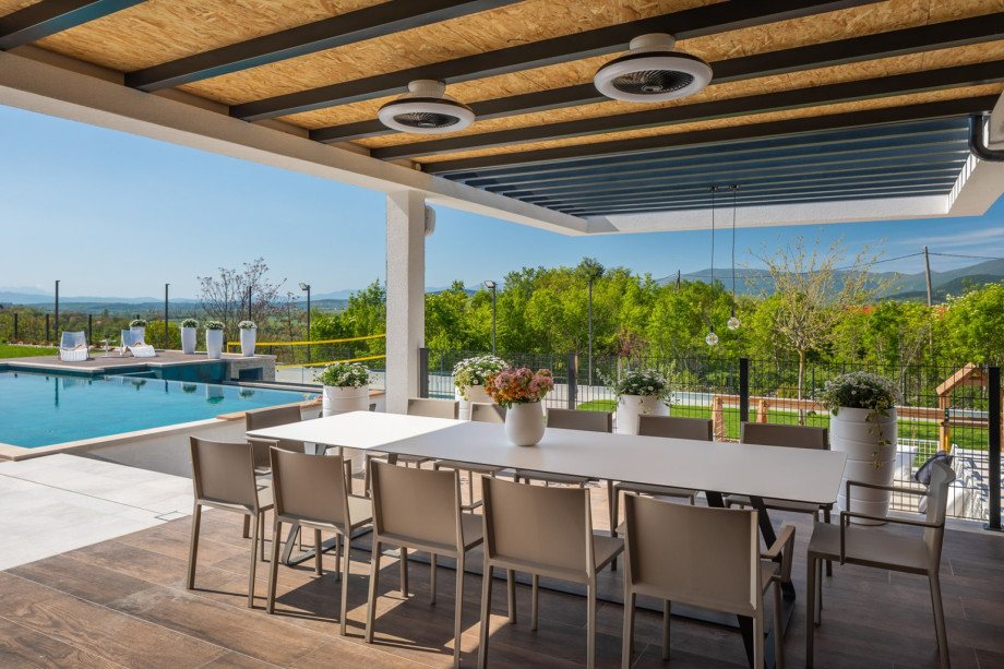 Covered dining area, with magnificent views of the mountains, forests, and the Cetina river