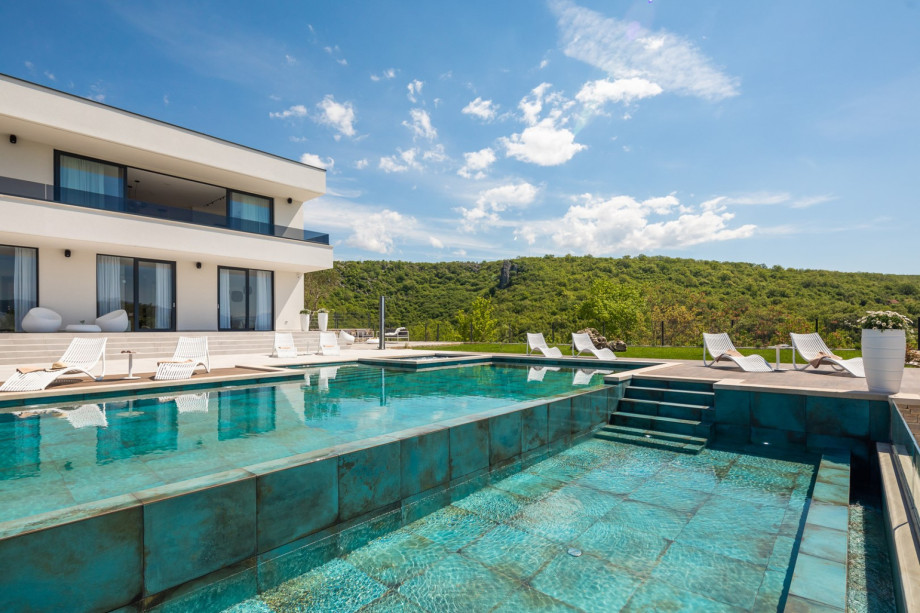 Both pools are heated and with a no-Chlorine system