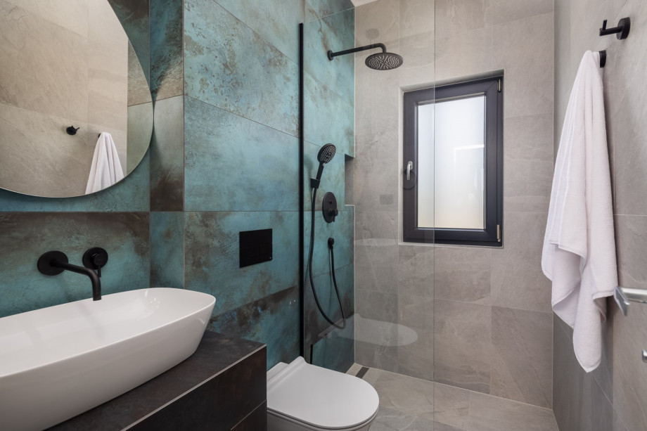 Family bathroom (bedroom No2) with a shower