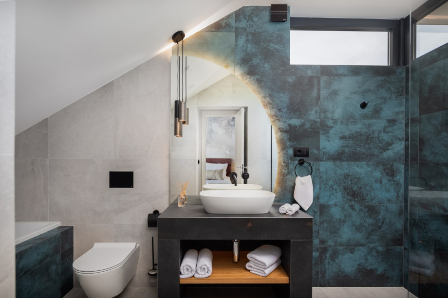 En-suite bathroom (4sqm) with shower and a bathtub