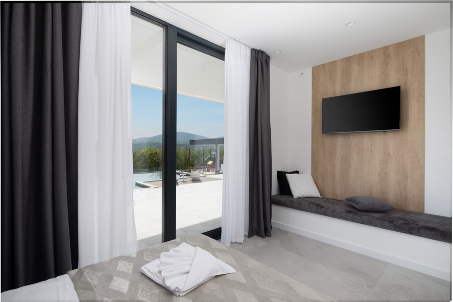 Bedroom No4  queen size bed 160cm x 200cm, A/C, TV