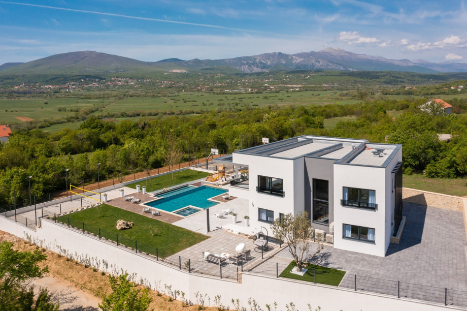 Property is so nicely decorated and well organized to be a perfect option for more generation families or a group of friends to have a perfect vacation in this lovely rural environment