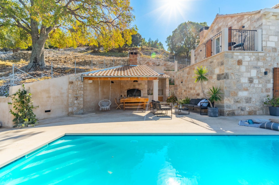 It is fully air-conditioned, with free WiFi, and it is equipped with everything you need for a very comfortable stay.